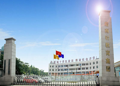 成都指南针学校大门