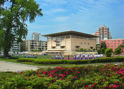 学生在运动场的风采