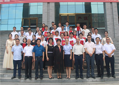师生合影.jpg