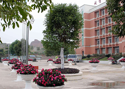 学校大门外