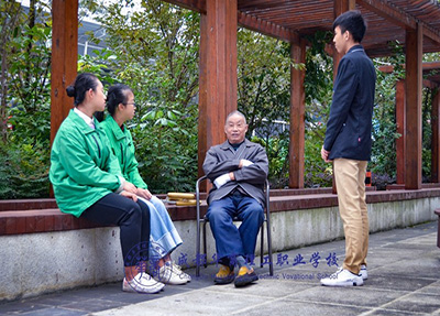我校学生陪伴老人.jpg