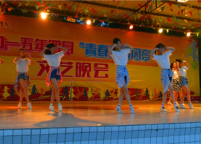 民族舞蹈：小辫甩三甩.jpg
