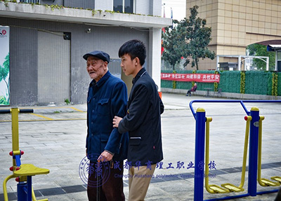 学生敬老院志愿服务.jpg