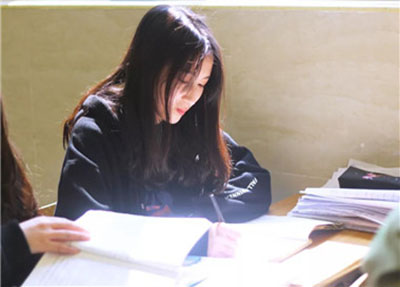 学生 阅读.jpg