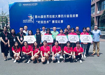 获奖同学和小组合影.jpg