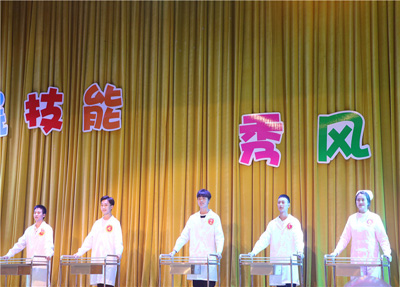 比赛中的学子