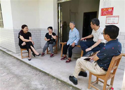 南充职业技术学院领导下乡慰问扶贫困户