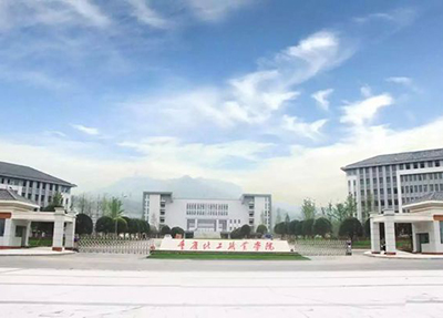 学校大门.jpg