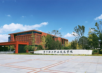 学校广场.png