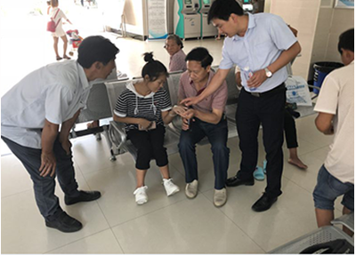 成都机电工程学校领导专程看望我校重病住院学生