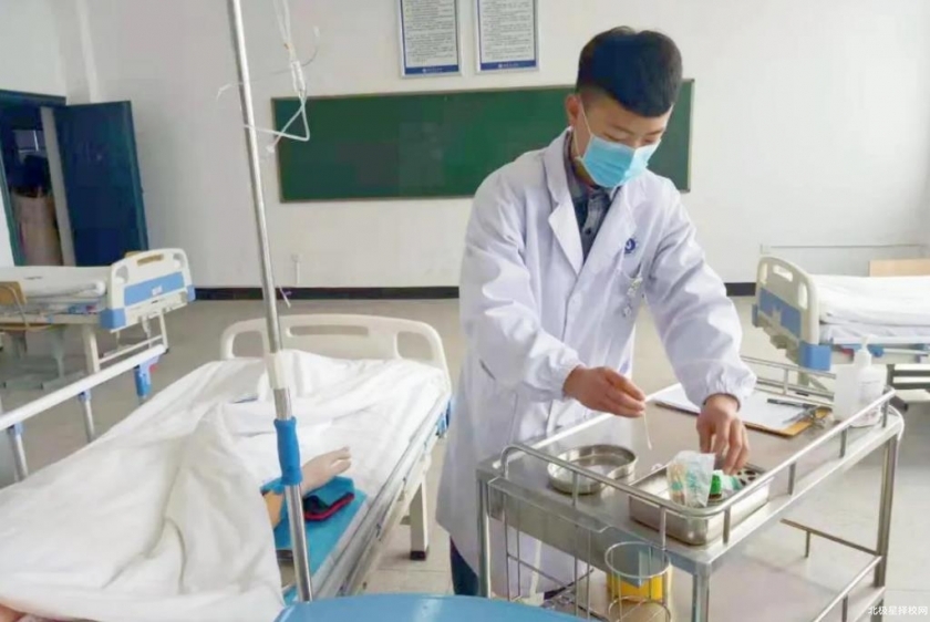 男护理专业图片