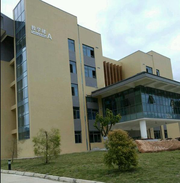 看看四川护理职业学院2022年学费是多少