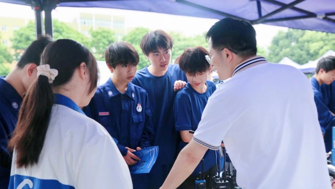 乐山竹根职业中专一年学费多少？