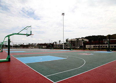 学校实行半封闭