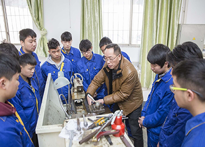 四川工业贸易学校