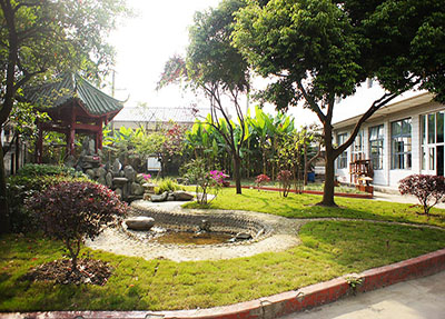 学校小花园
