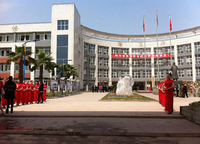 学校正门口.jpg