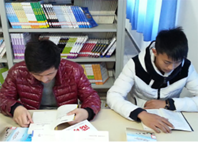 图书馆的学子